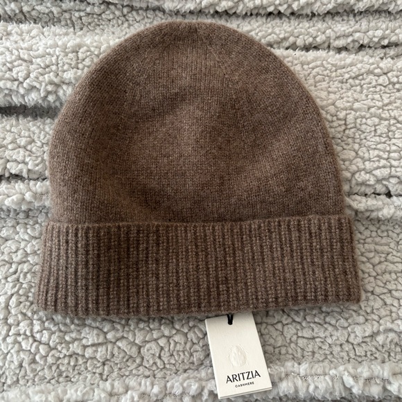 Aritzia Cashmere Cuffed Beanie - Picture 5 of 8